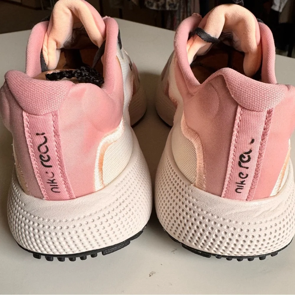 NIKE RUNNING SHOE REACT ESCAPE RUN - SAIL/DARK SMOKE GREY/PINK WOMEN